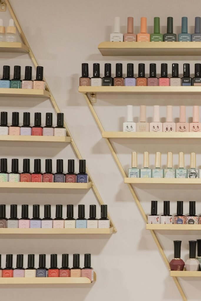 Wand met rijen gekleurde nagellak