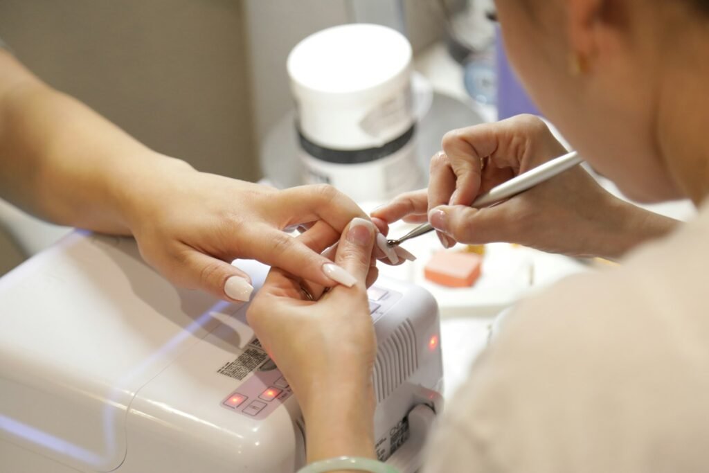 Nagelstyliste werkt aan de nagels van een klant