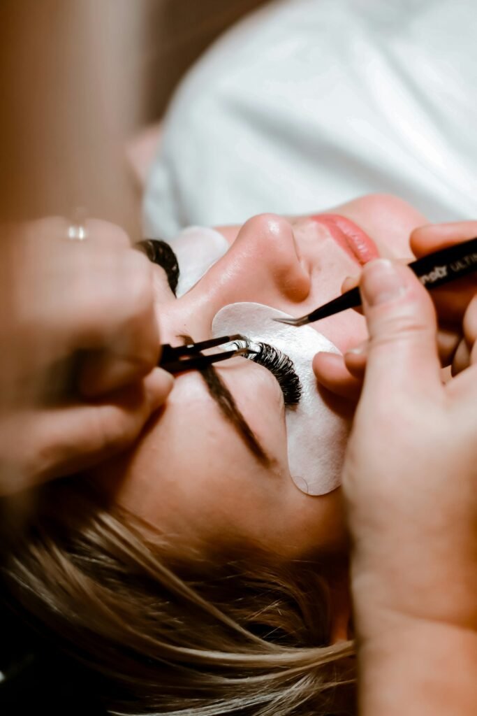 Schoonheidsspecialiste zet wimperextensions